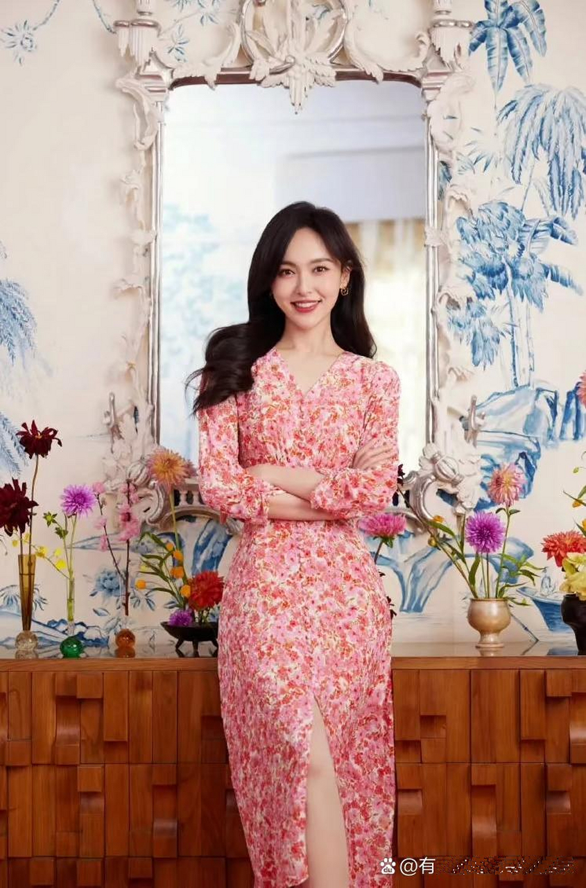 唐嫣穿上粉色花连衣裙,像含苞待放的玫瑰花.娇嫩娇艳.