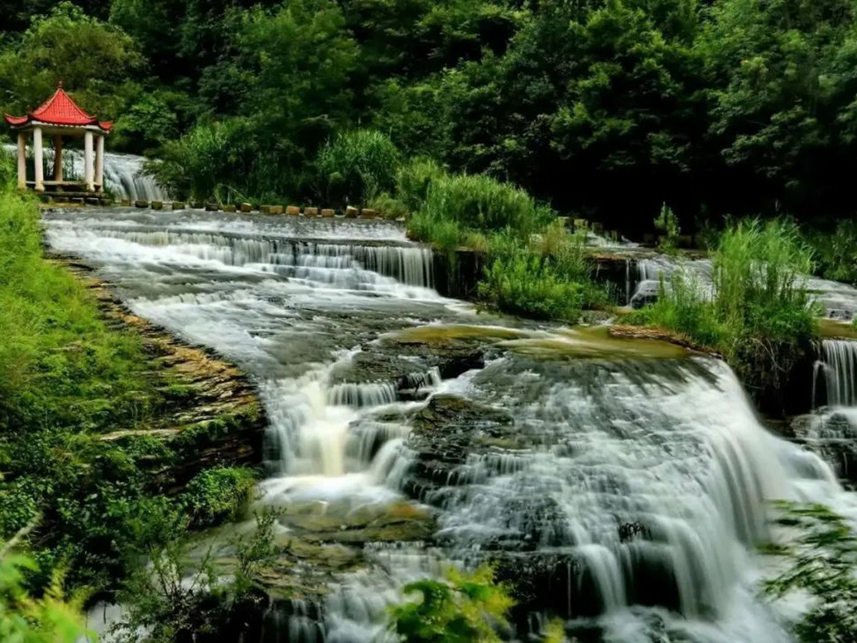夏日闪光旅行家#内江石板河:是一个集峡谷,瀑布,溶洞于一体的自然