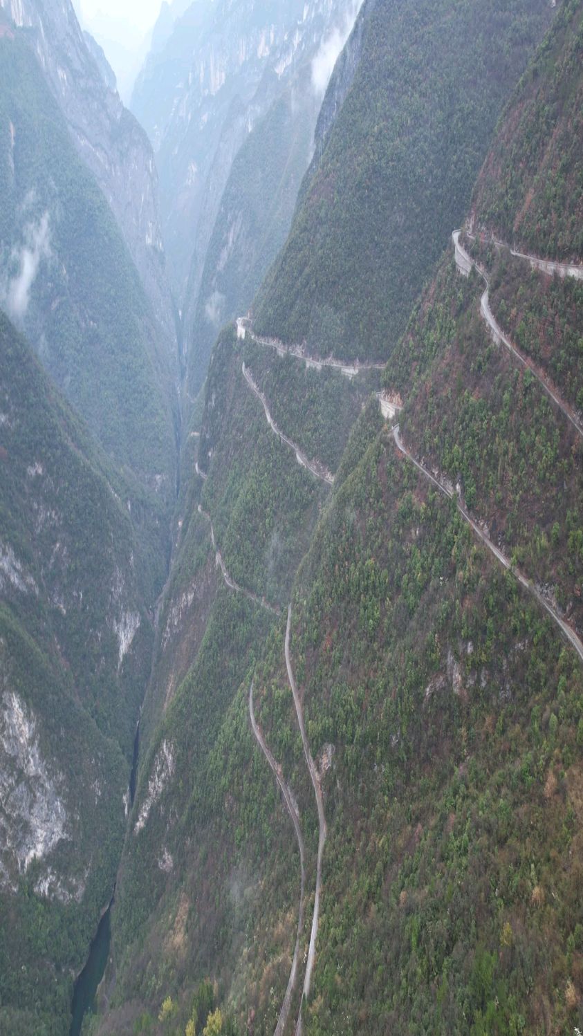 神奇的重庆挂壁公路,公路挂在悬崖上,脚下就是万丈深渊!