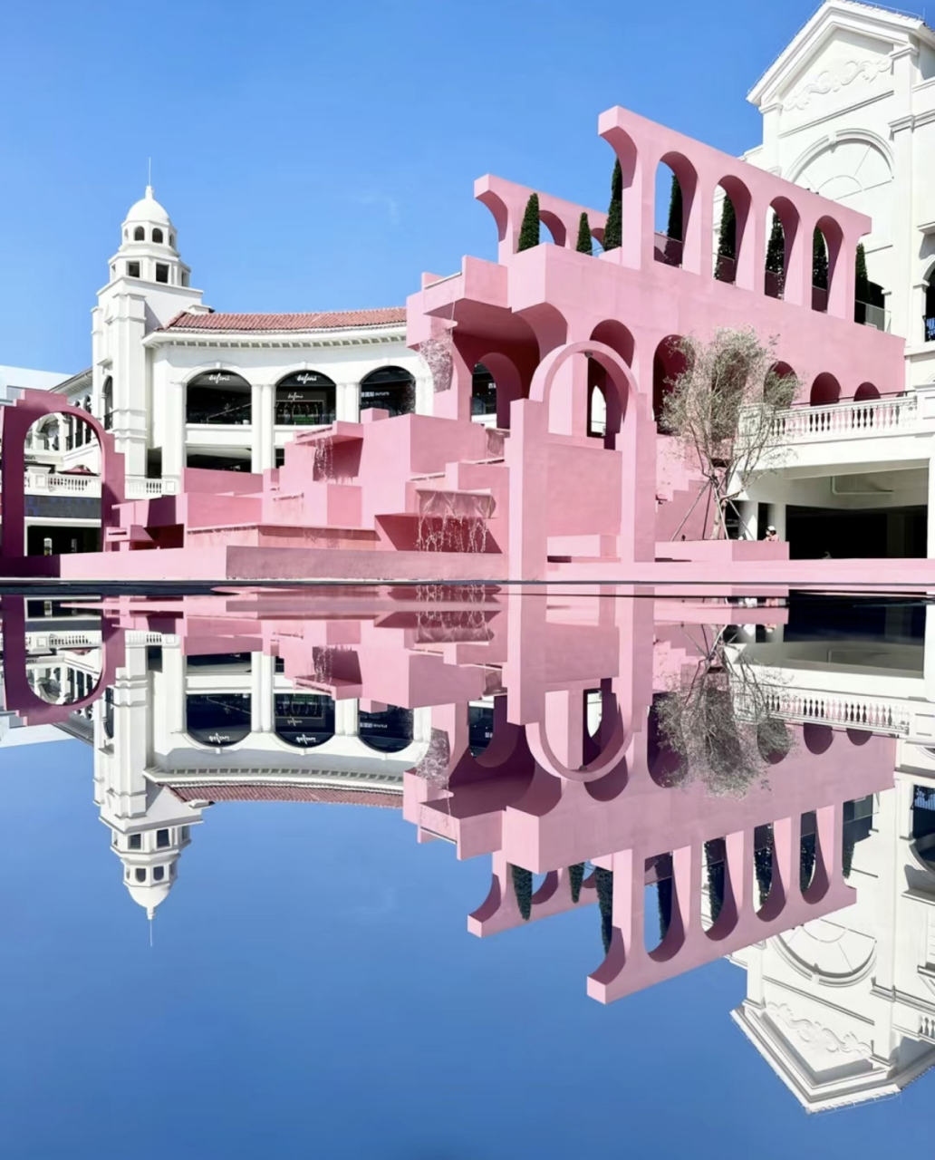 藏身在从化流溪河畔的奥莱小镇,不仅云集各类名牌专卖店,还配备了