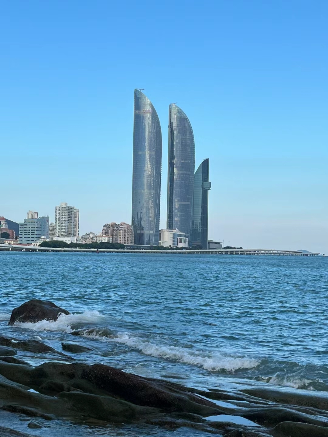 厦门,一座美丽的海上花园城市,坐落于闽南沿海.