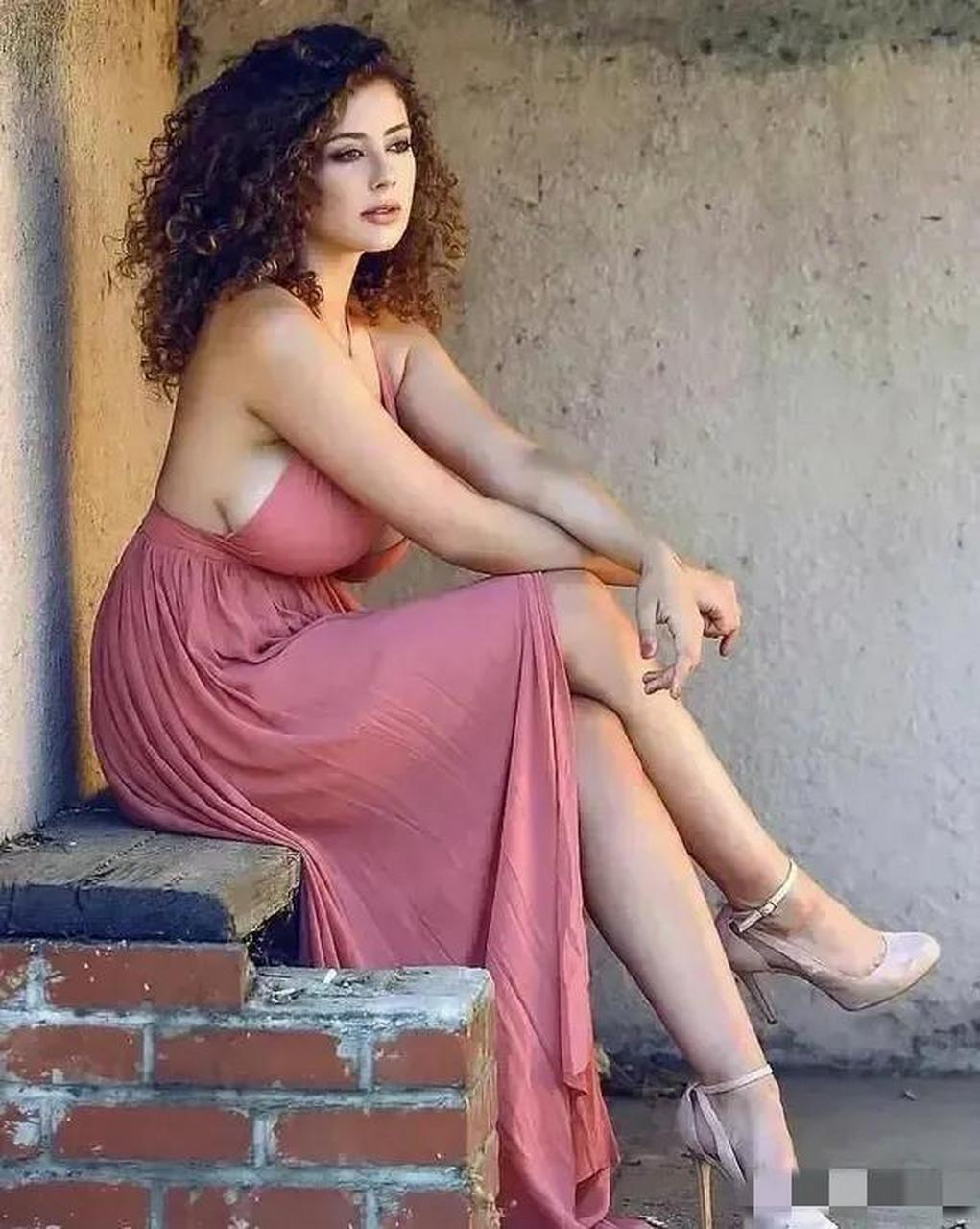 有人说,这是佩洛西年轻时候的照片,大家认为像吗?