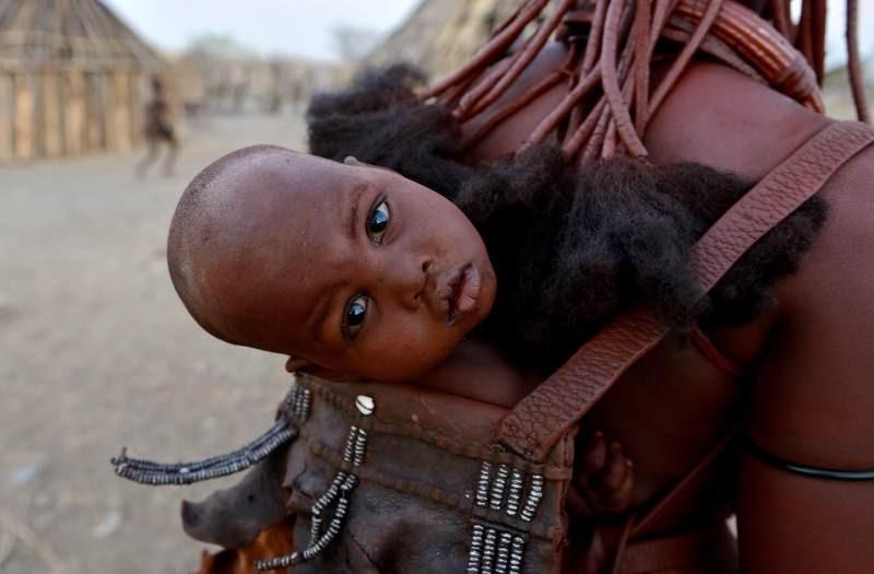 非洲原始部落红泥族:"赤裸"为美,女人从不洗澡,男人18算长寿