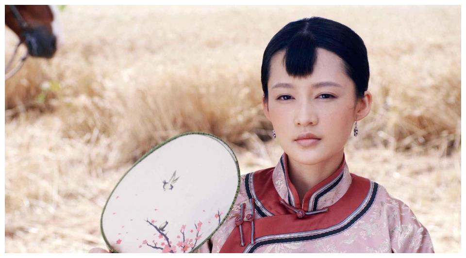 拍摄《白鹿原》的时候,何冰和李沁两人赤 裸地躺在床上,为了拍摄能够