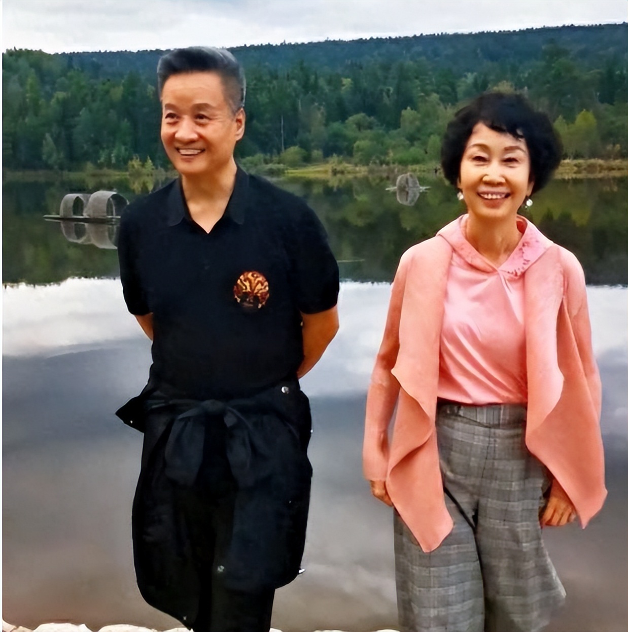 李肇星夫妇晚年,在酒店和亲家阎维文相聚,一张罕见合影