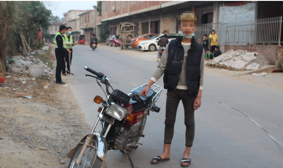 广西2名精神小伙飙车出事故,躺在地上哀嚎不断,路人:腿断了