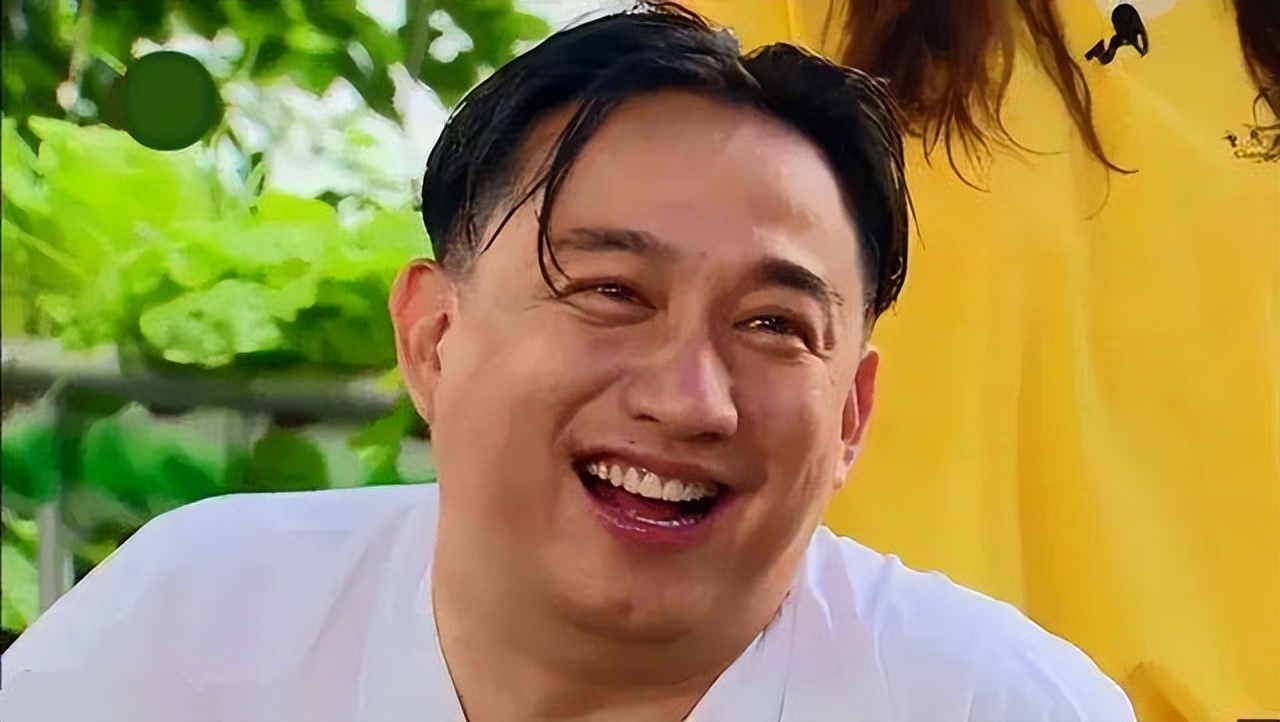 精修图是神颜,生图皮肤下垂,大肚腩明显,男明星真没那么帅