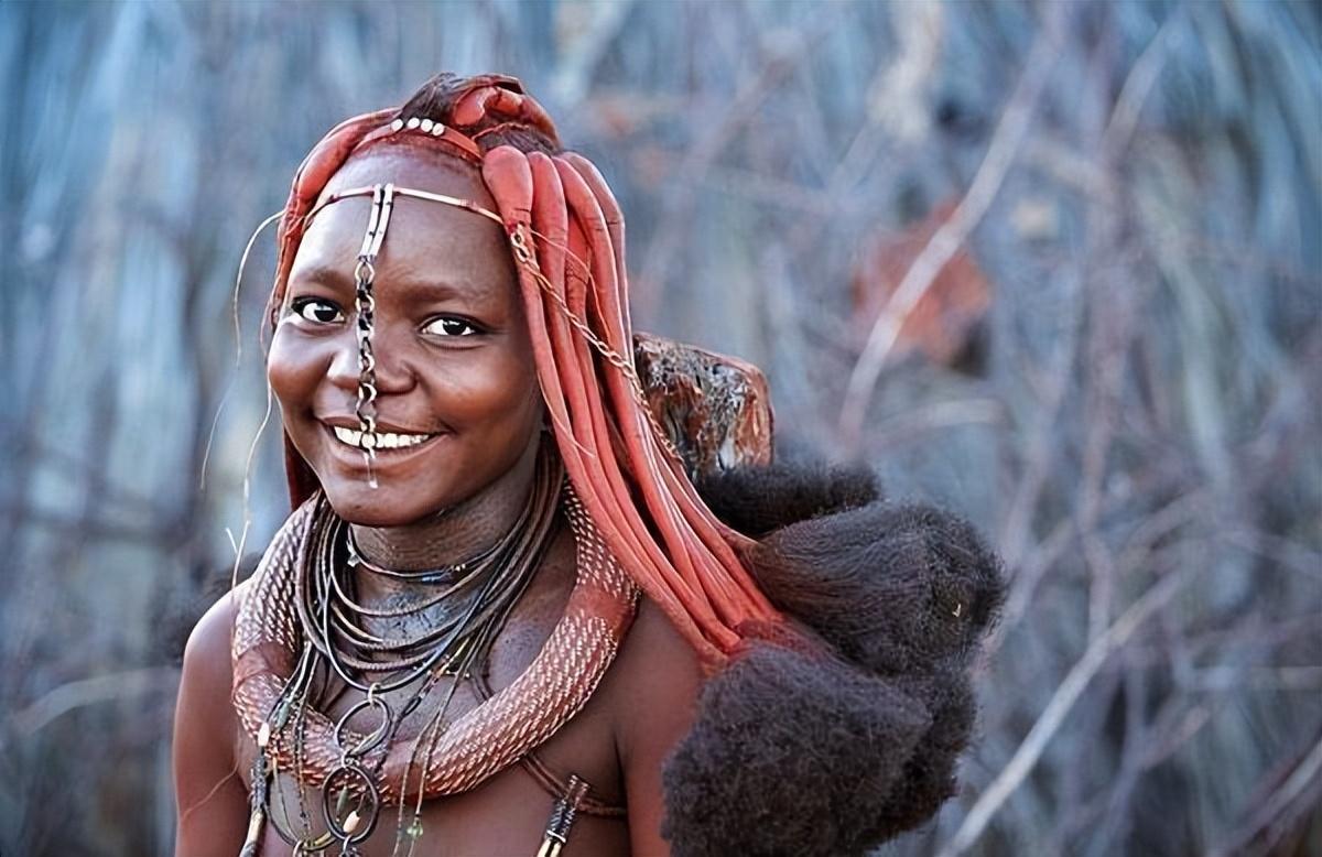 非洲原始部落红泥族:"赤裸"为美,女人从不洗澡,男人18算长寿