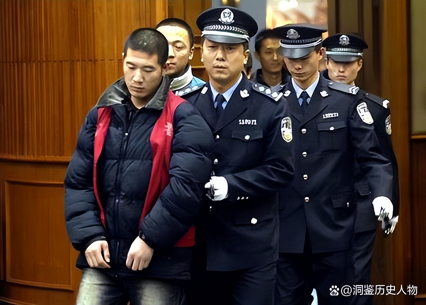 2023年河南一男子被富二代暴打,下跪赔笑无果,将富二代当街捅死