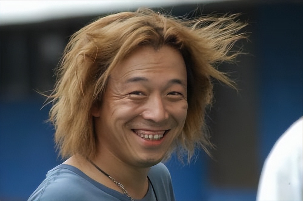 精修图是神颜,生图皮肤下垂,大肚腩明显,男明星真没那么帅