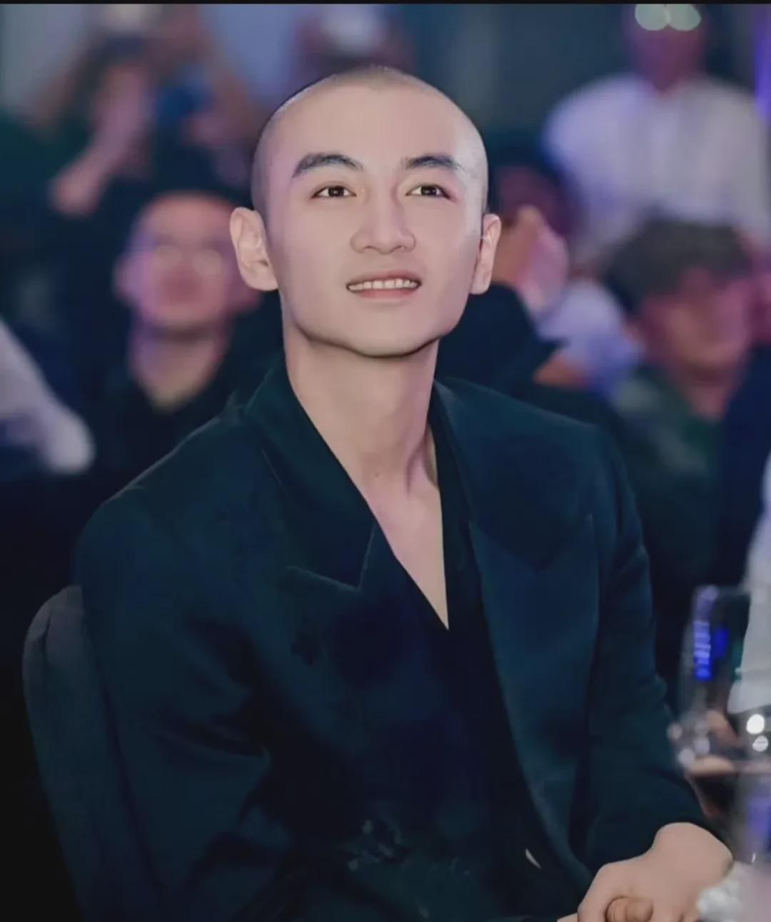 1:陈晓想告别过去,一切从头开始.所以才剃个光头.