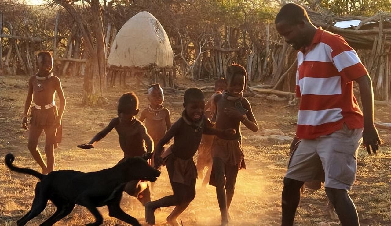 非洲原始部落红泥族:"赤裸"为美,女人从不洗澡,男人18算长寿