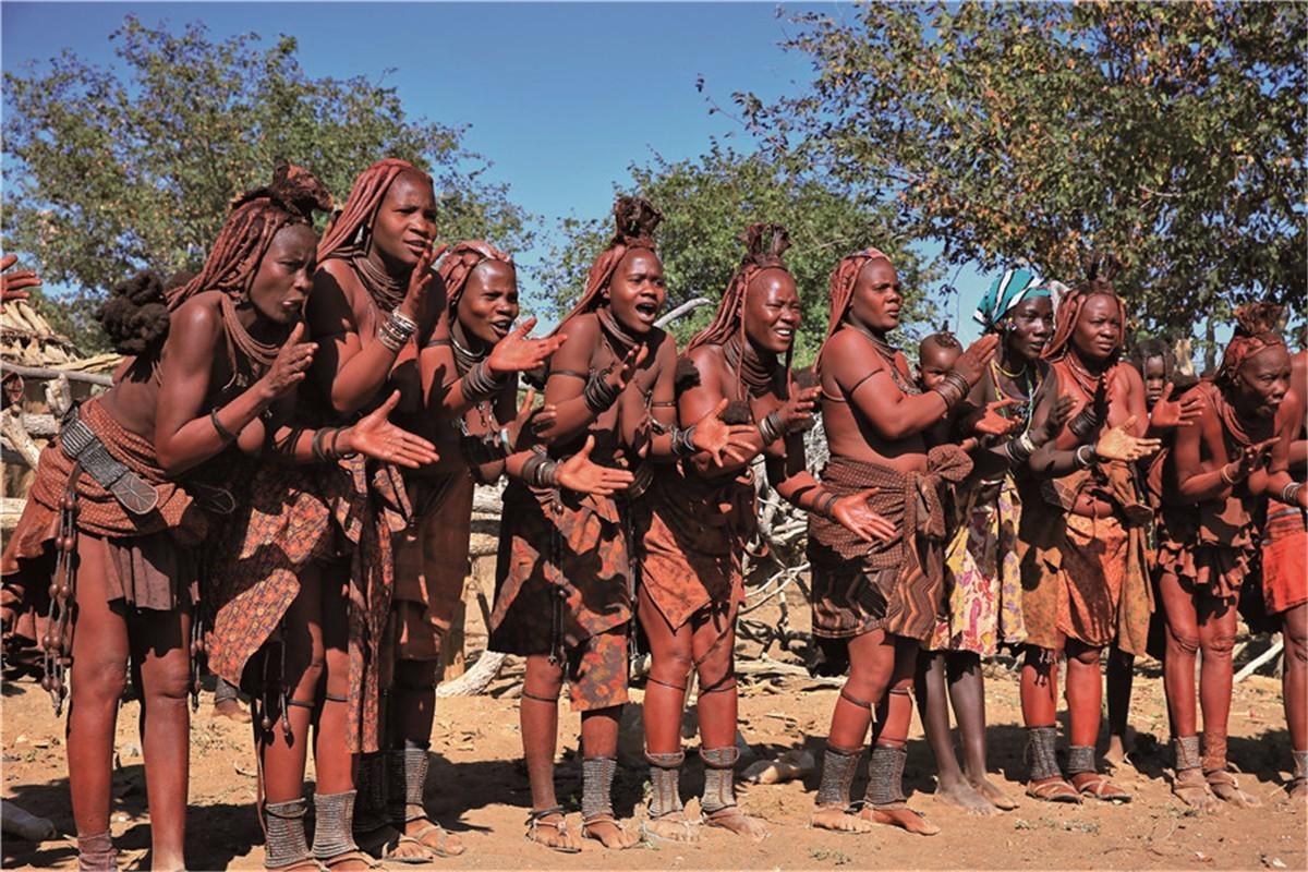 非洲原始部落红泥族:"赤裸"为美,女人从不洗澡,男人18算长寿