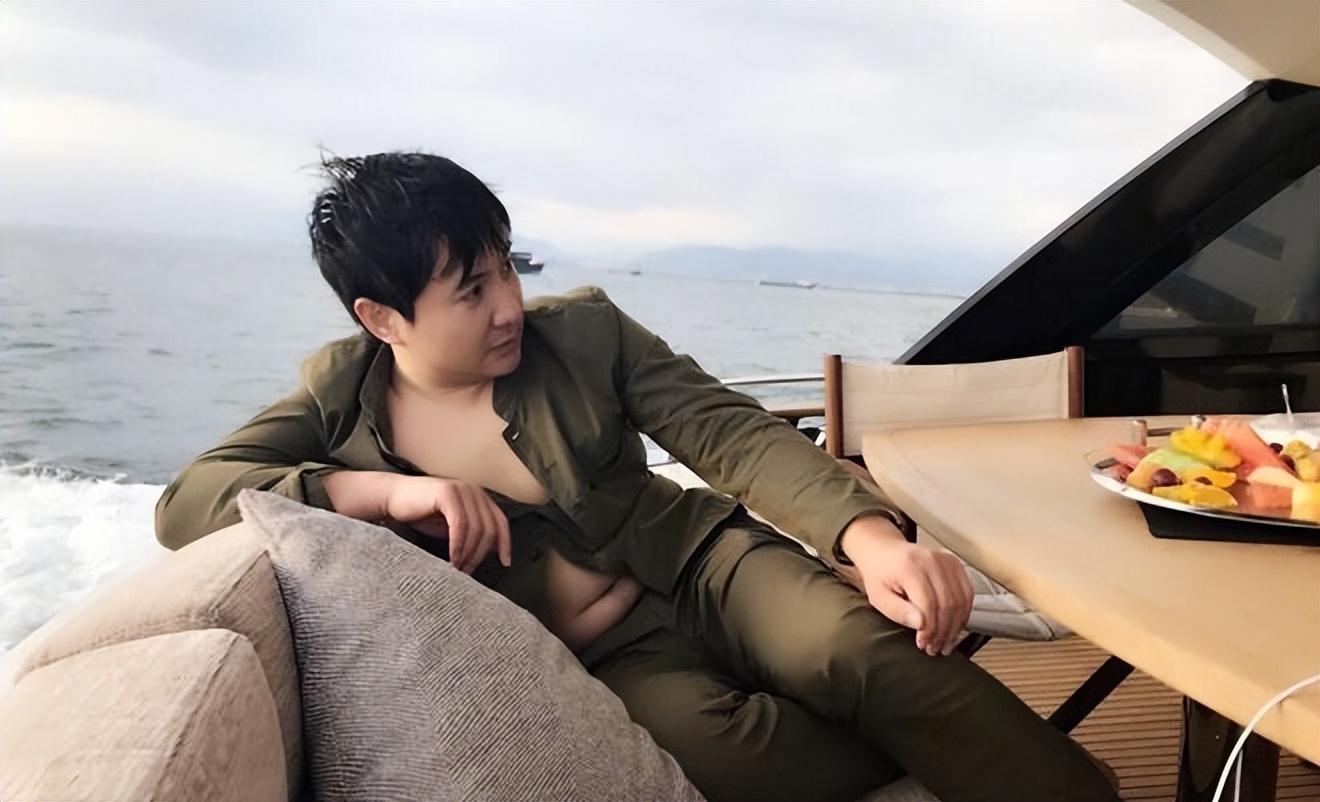 精修图是神颜,生图皮肤下垂,大肚腩明显,男明星真没那么帅