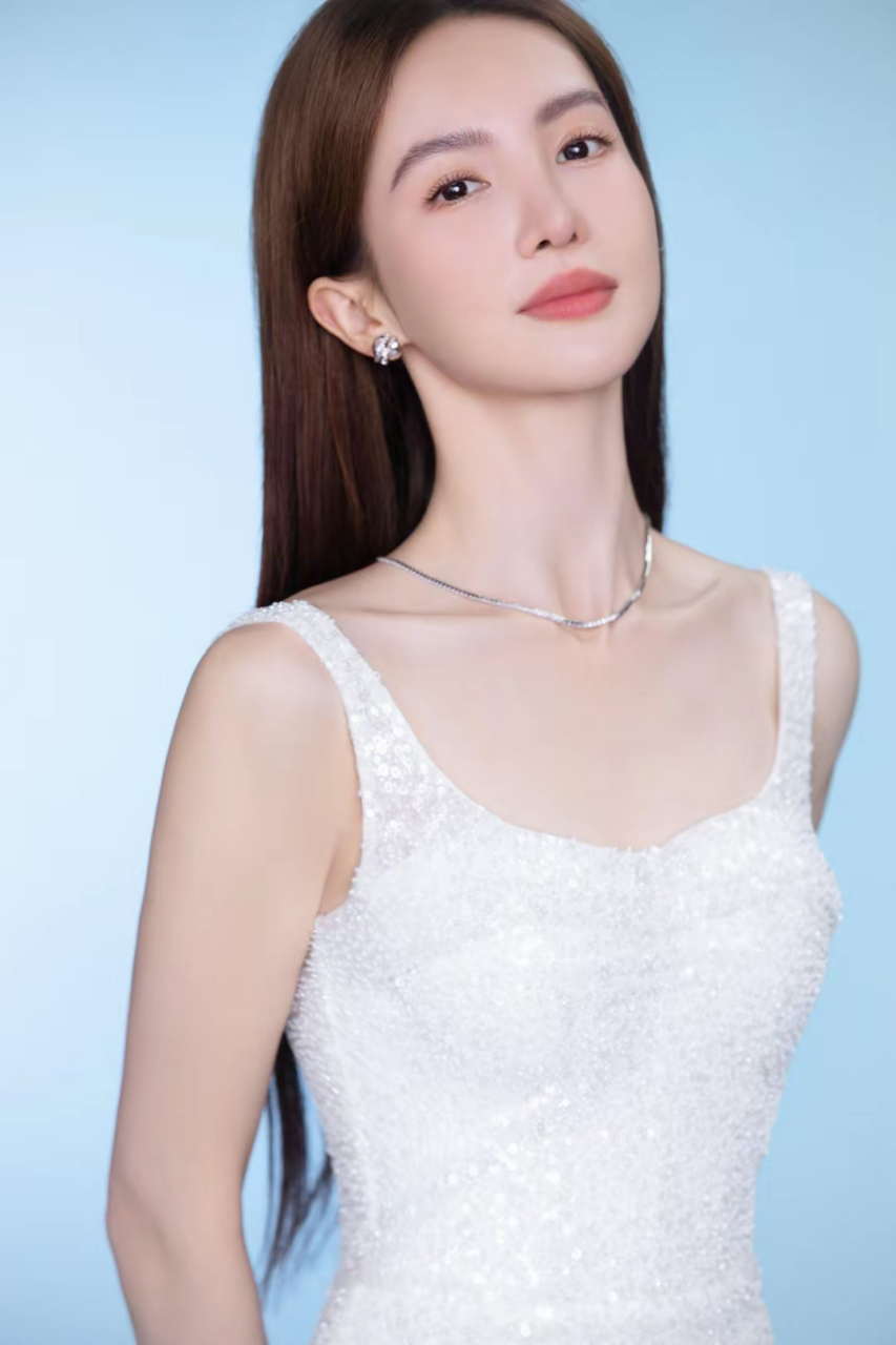 金晨身穿纯白露背长裙,勾勒出她高挑曼妙的身姿,这气质绝了  金晨长