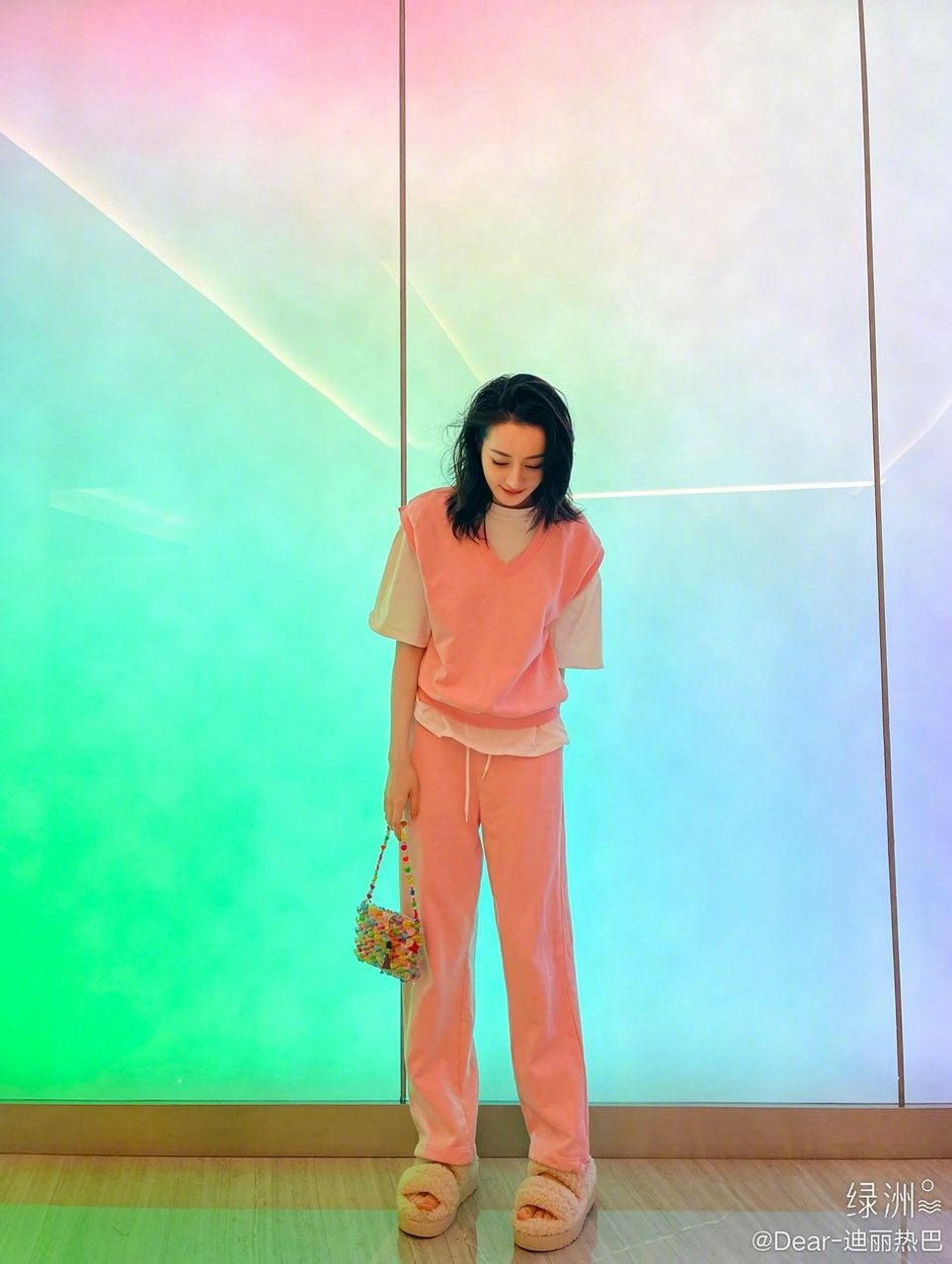 迪丽热巴分享日常随拍俏皮可爱白t搭配运动套装简约时尚