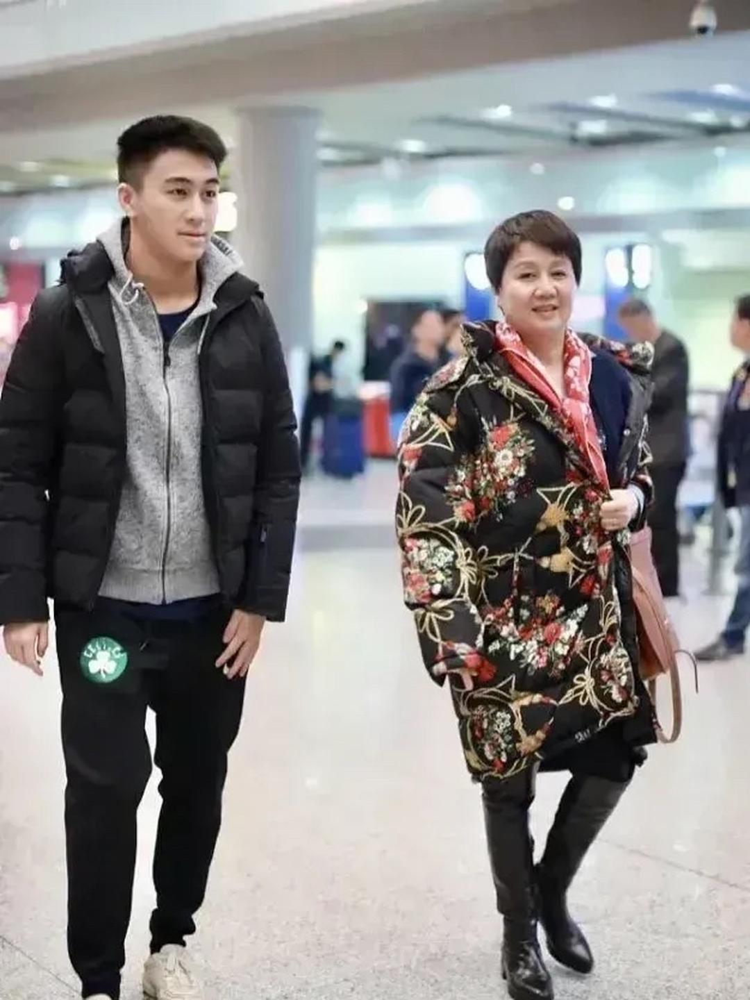 赌王何鸿燊185cm可惜何猷君没遗传到爸爸的高个子身高遗传了妈妈四