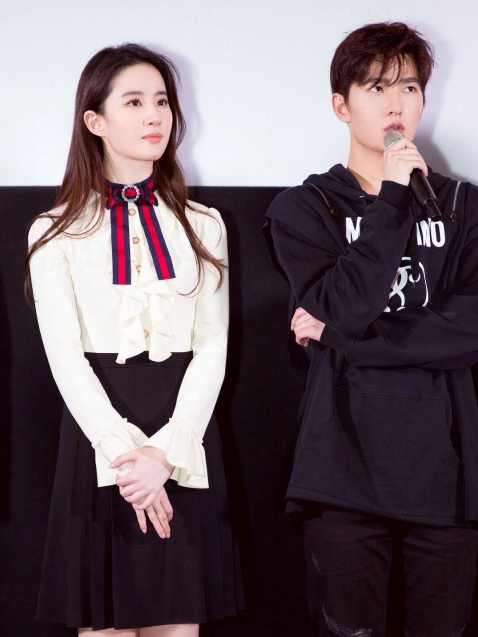 杨洋与刘亦菲同框,帅哥配美女,十分养眼!