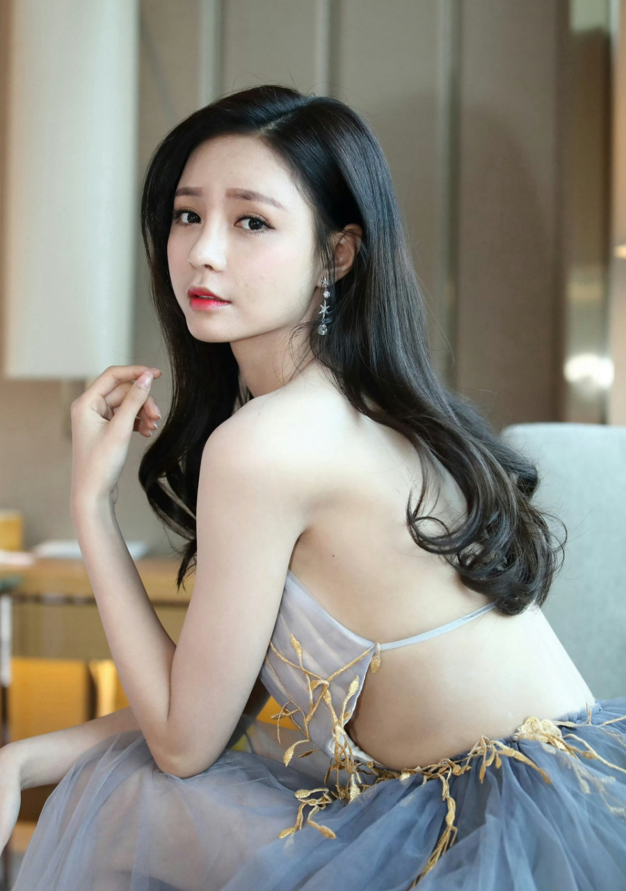 沈梦辰,这件露背裙也太美啦,超性感!