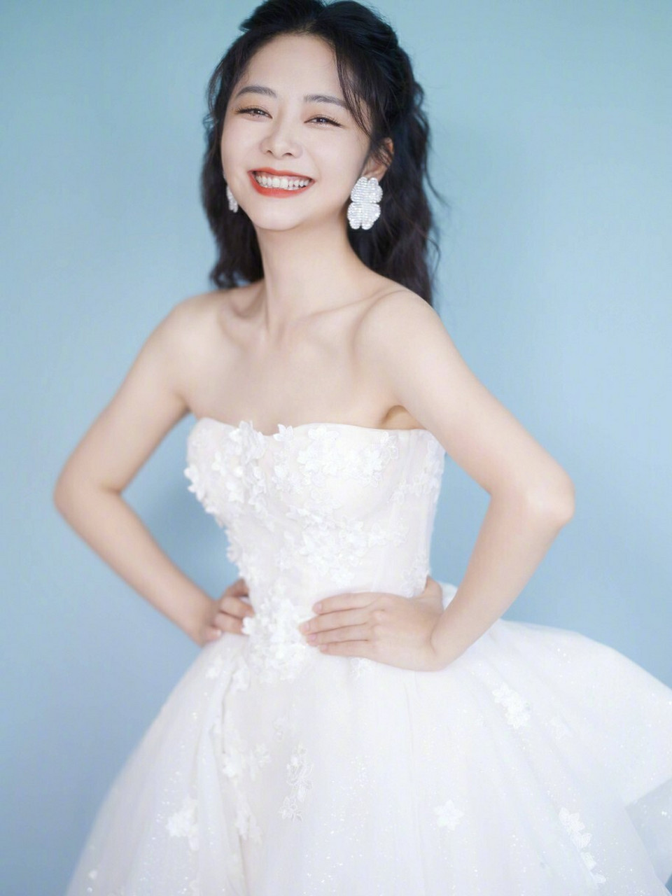 谭松韵穿初恋白公主裙,又辣又甜好养眼!