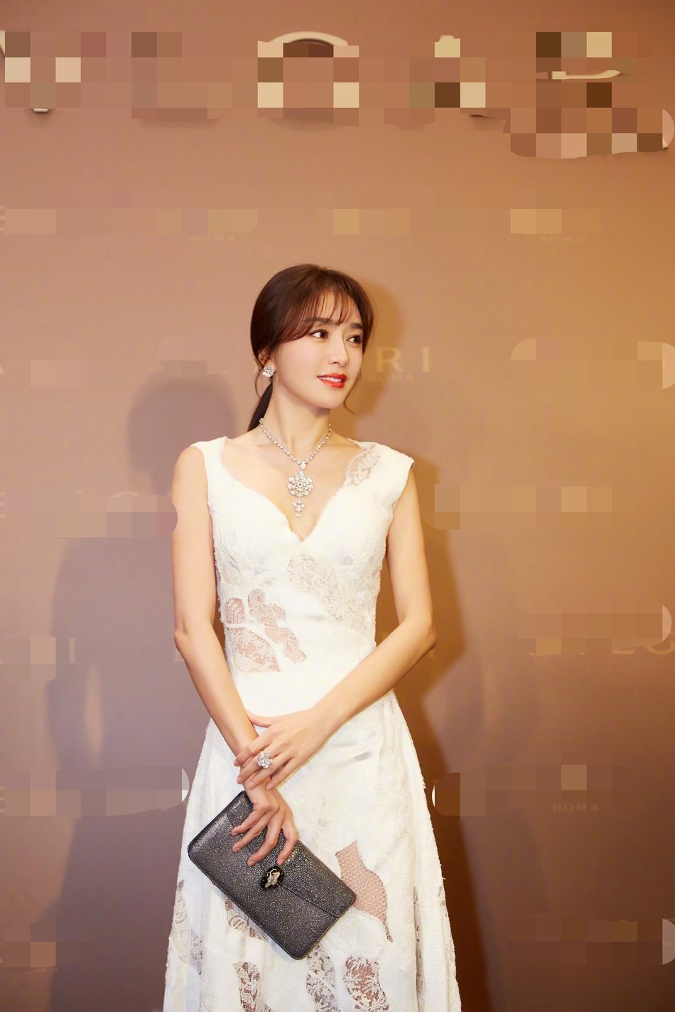 秦岚出席某活动,一袭白色蕾丝礼裙,搭配贵气珠宝和精致手袋,纤瘦腰身