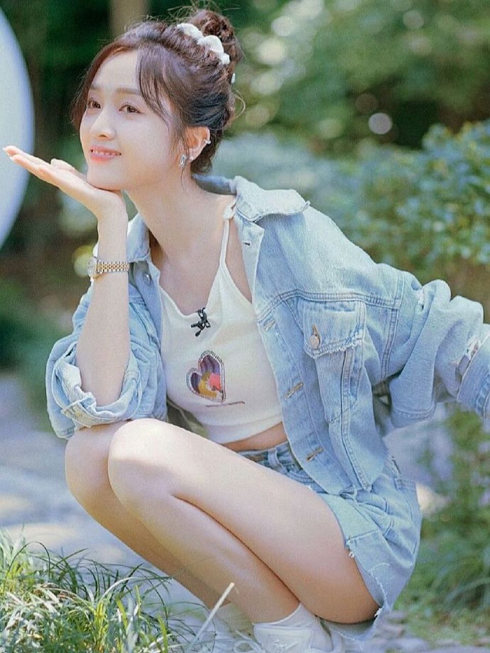 吴宣仪公园拍私服穿搭