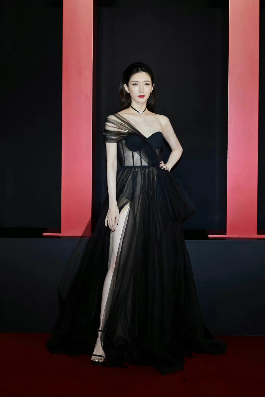 江疏影的黑色长裙已经惊艳四方了