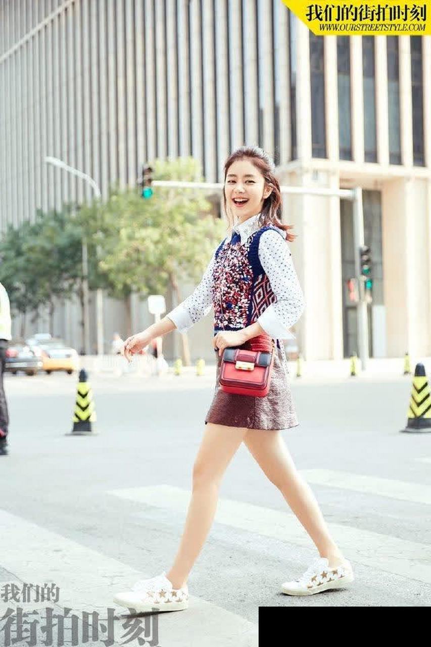 谭松韵演绎释摩登新时尚初秋街拍百变服饰美翻天