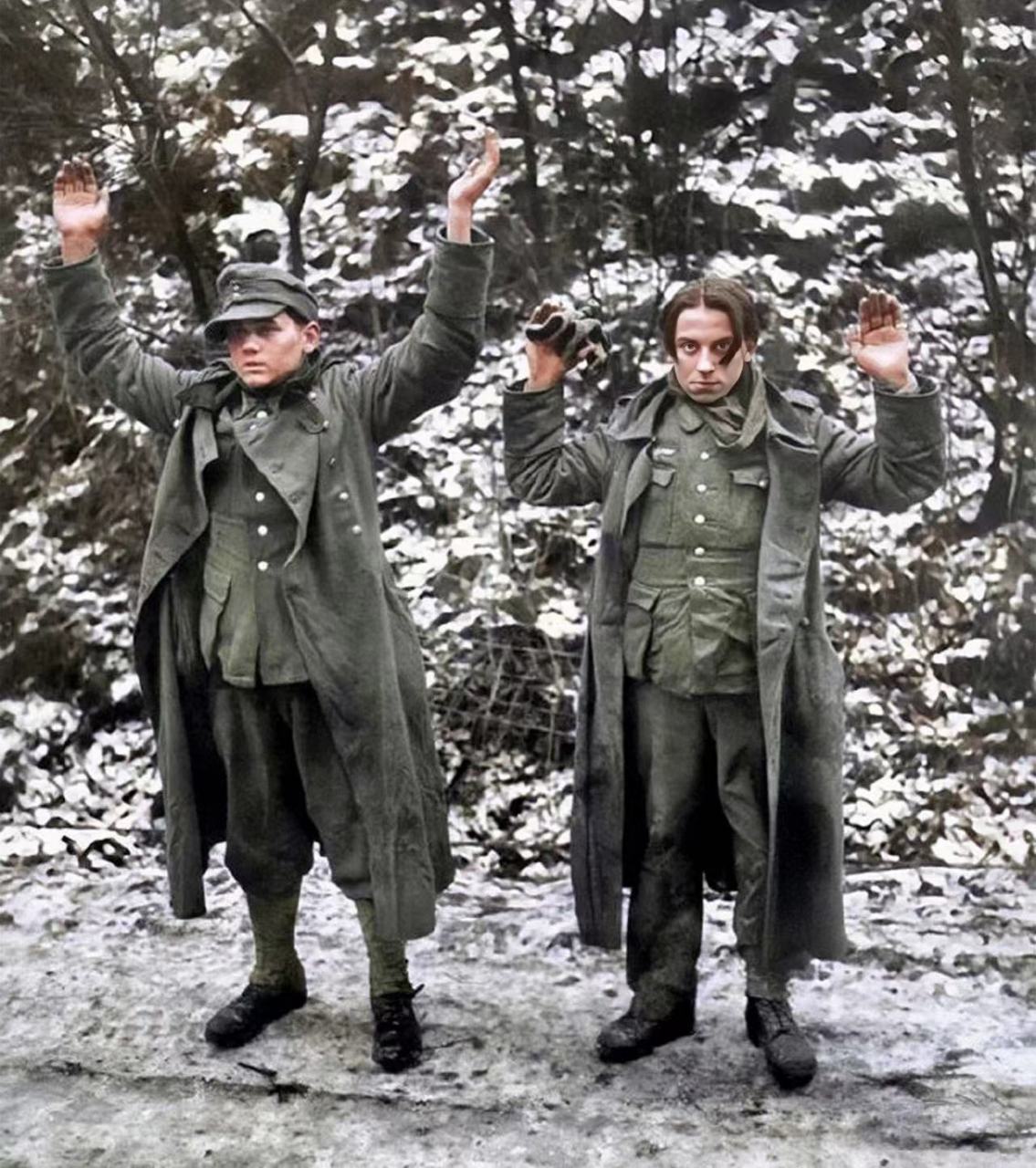 二战时期,两名被俘的德国士兵照片,画面中可以看出环境是一片的冰天
