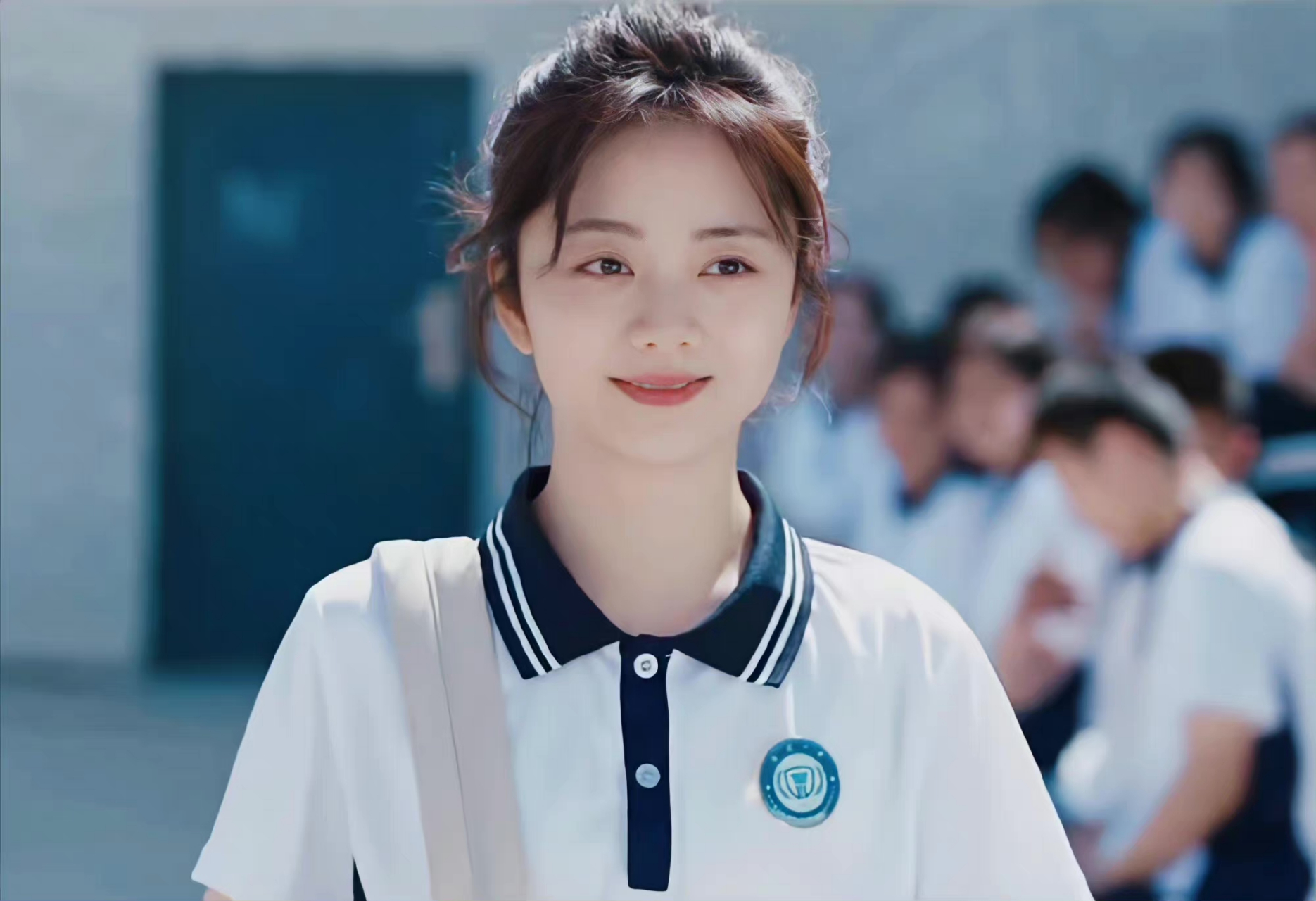 谭松韵这张可爱娃娃脸太适合穿校服了