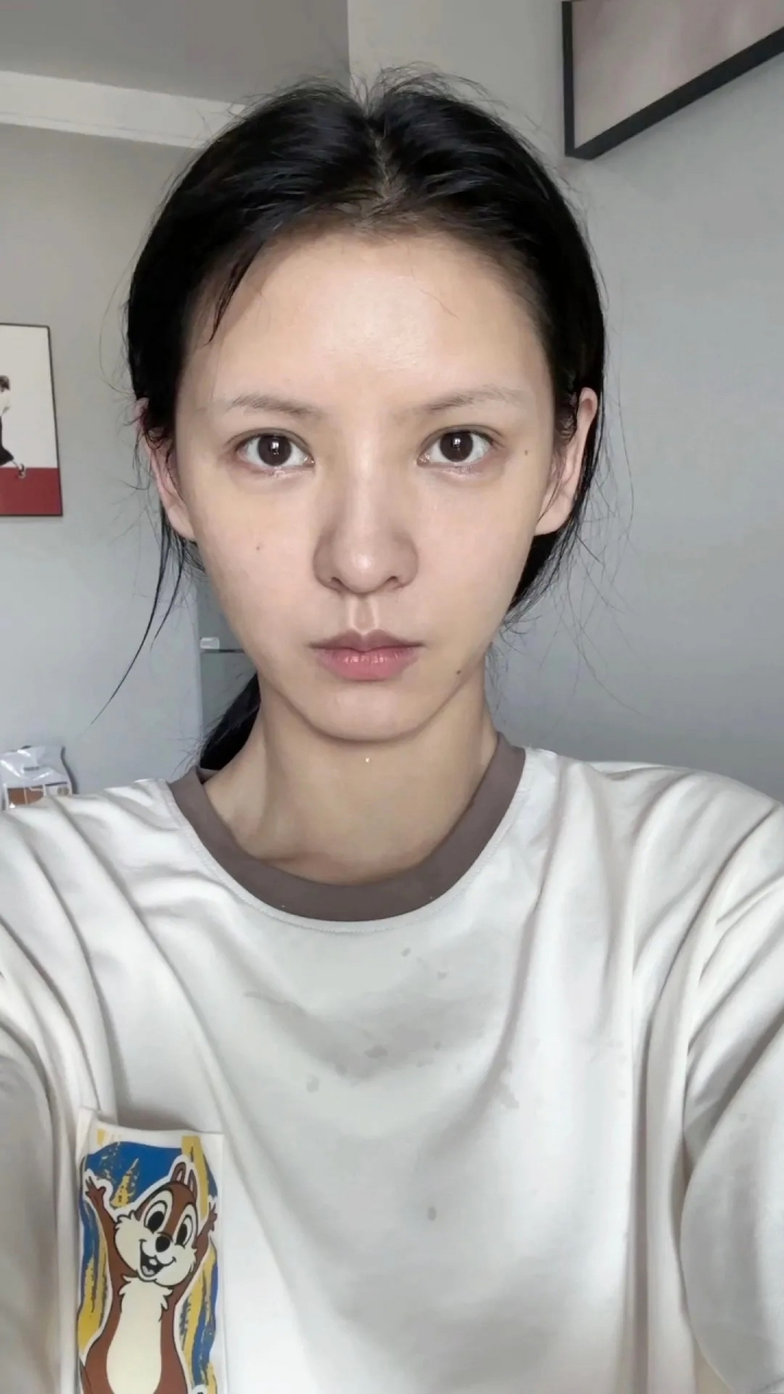 张予曦素颜照,五官还是很温暖精致的.