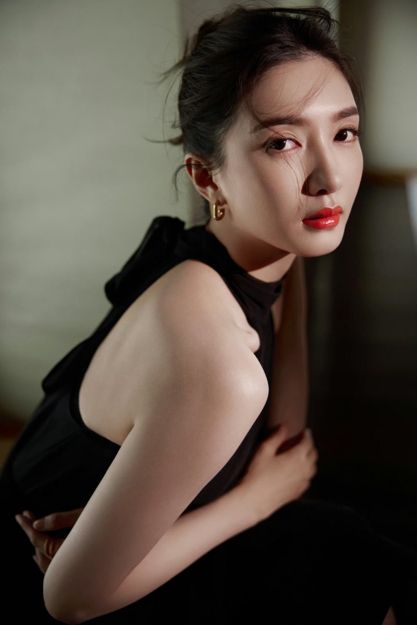 江疏影的黑色开叉裙.