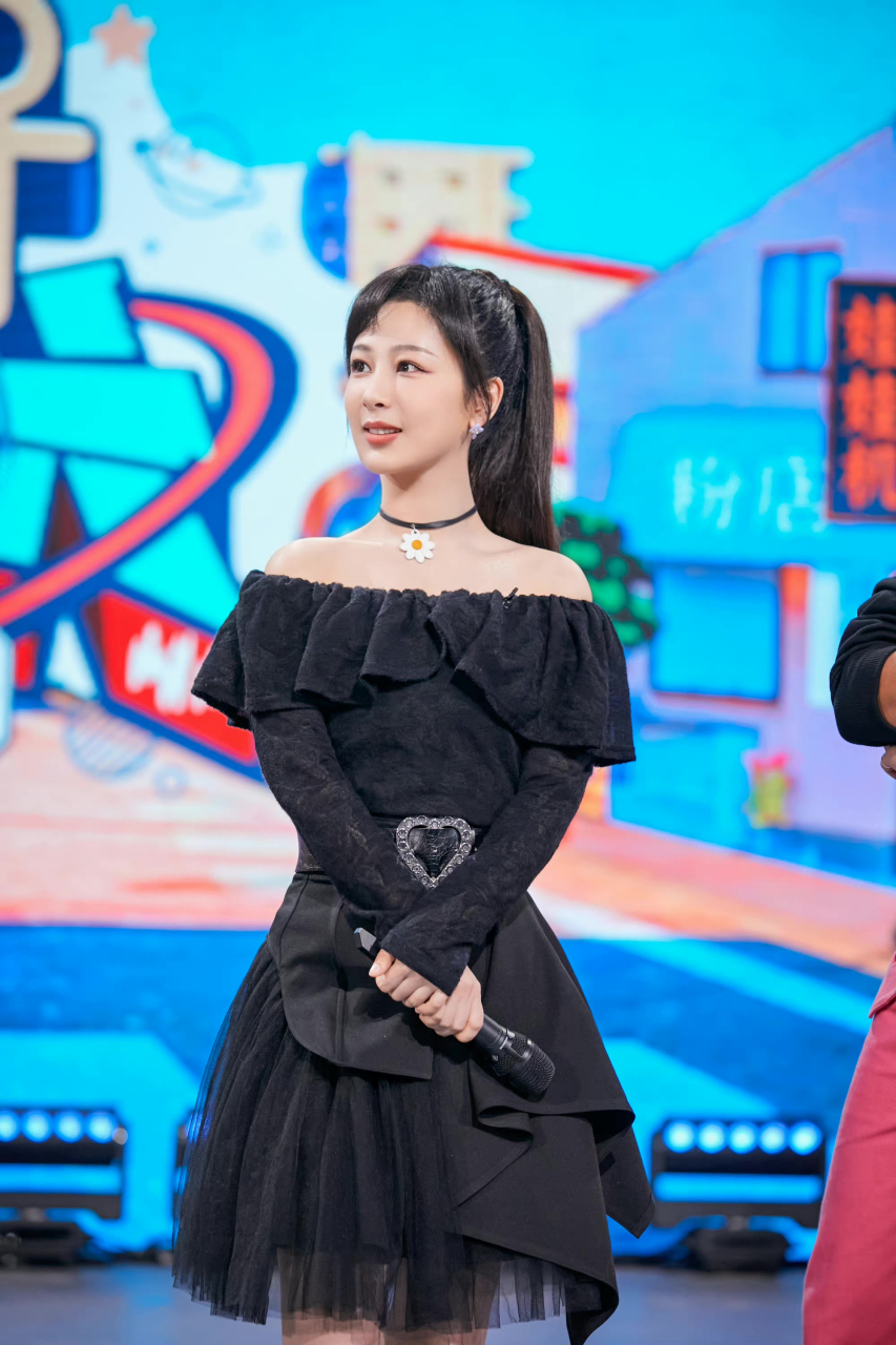 杨紫脚上的这双鞋子是什么鬼,真是被狠狠丑到了.