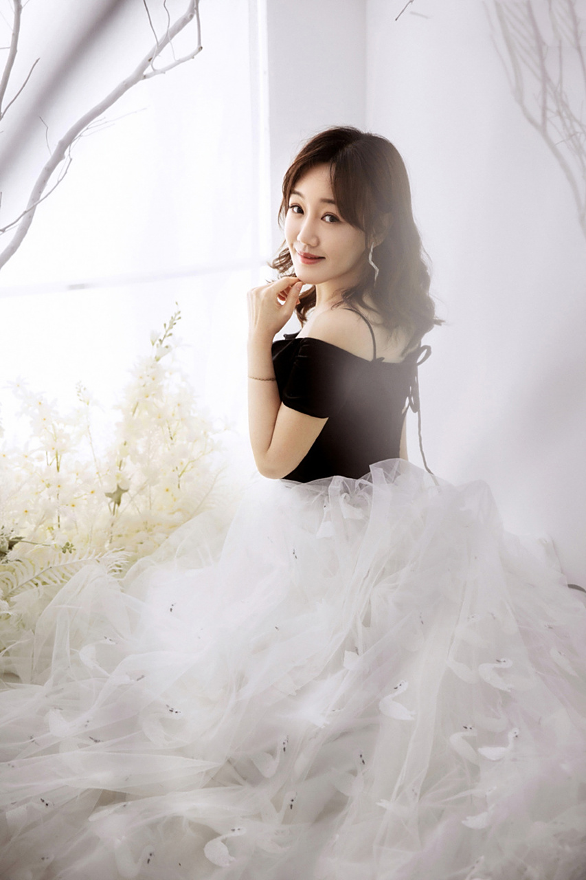 薛佳凝低调拍写真,新造型颜值"好真实"