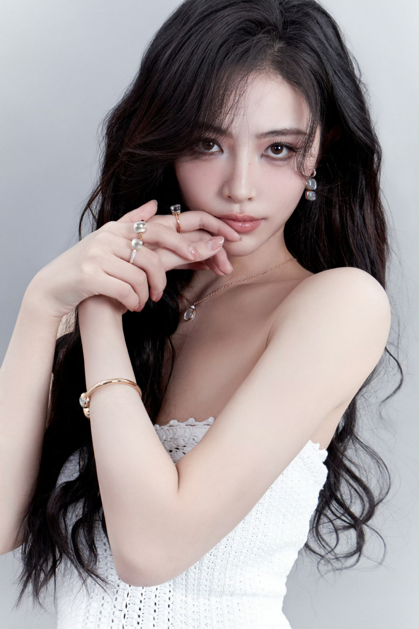 许佳琪身穿镂空针织衫,大胆展示迷人的身材!