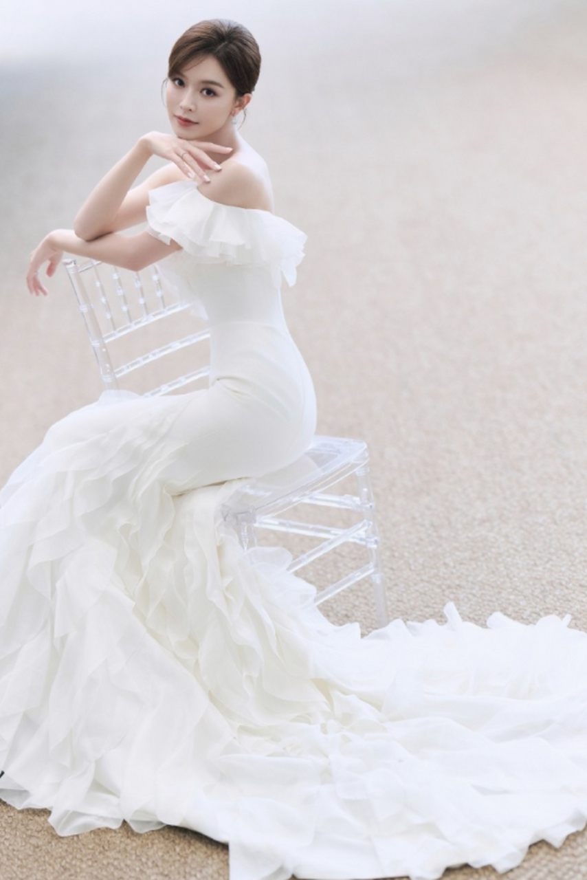 文咏珊这白色礼服 ,气质是真的好!