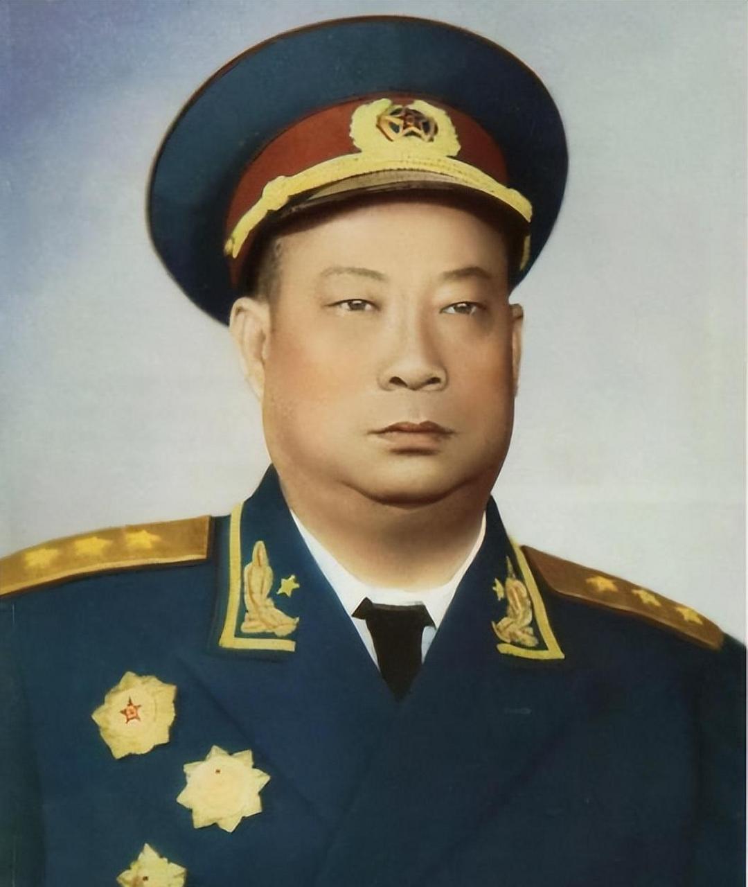 1954年,四川成都,"独臂将军"贺炳炎和妻子姜平,儿子贺京的珍贵合影