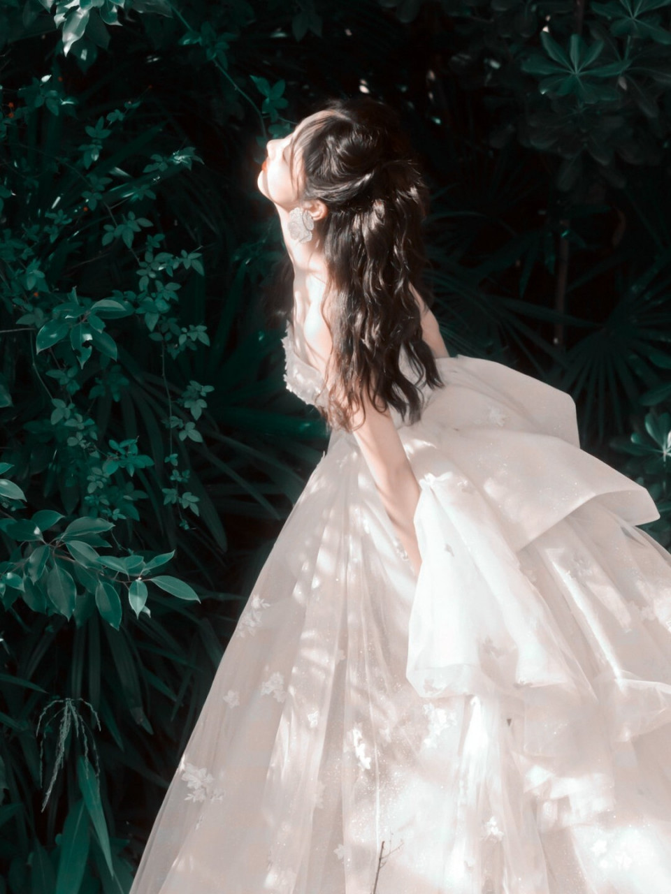 谭松韵穿初恋白公主裙,又辣又甜好养眼!