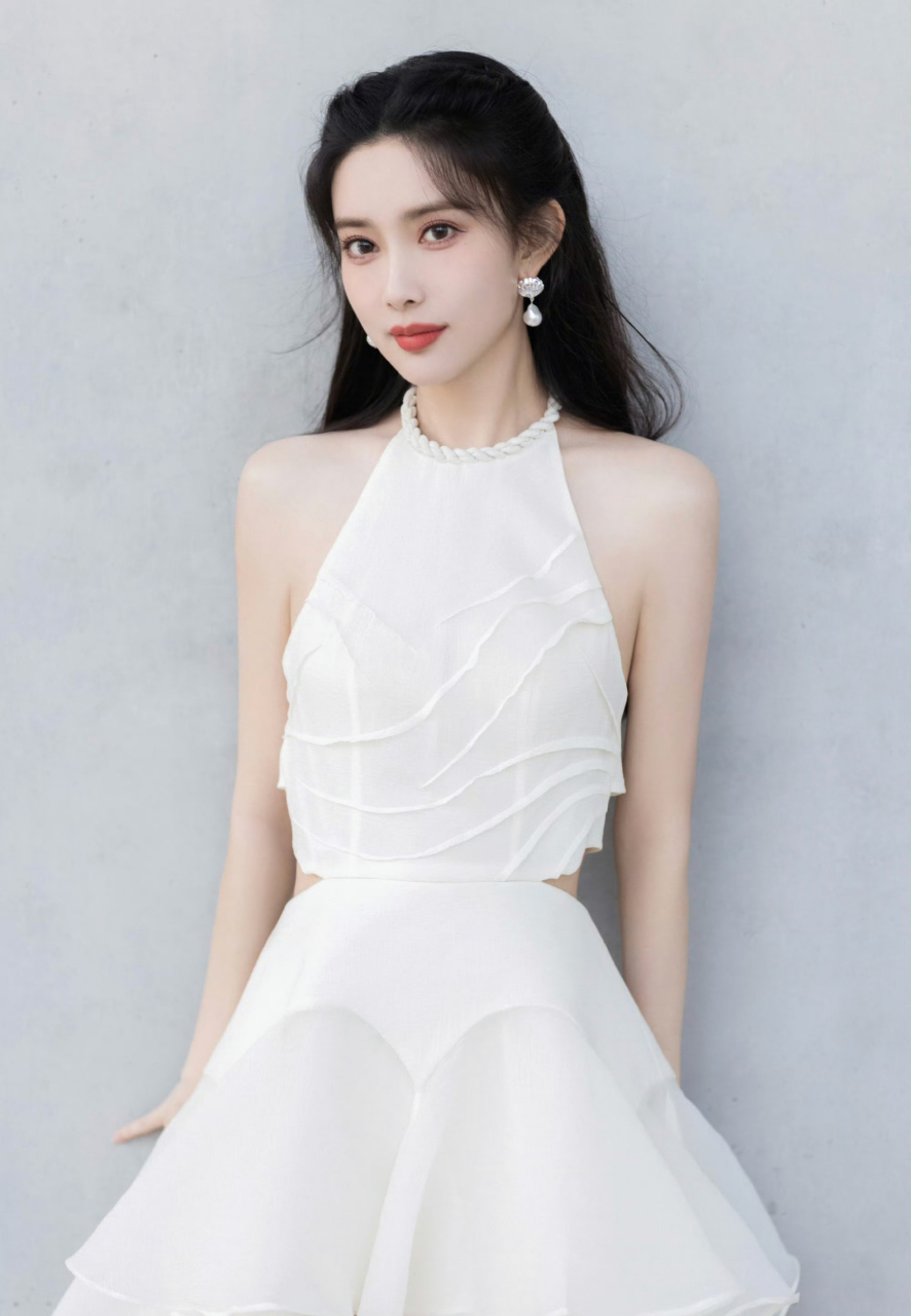 孟子义一袭纯白露肩连衣裙,尽显优雅靓丽好迷人.