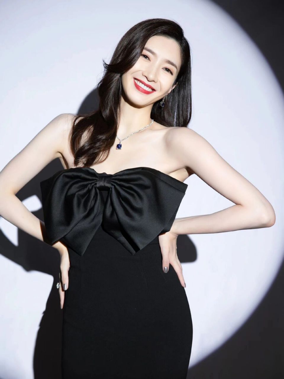 江疏影穿黑色抹胸礼服裙,性感又大气