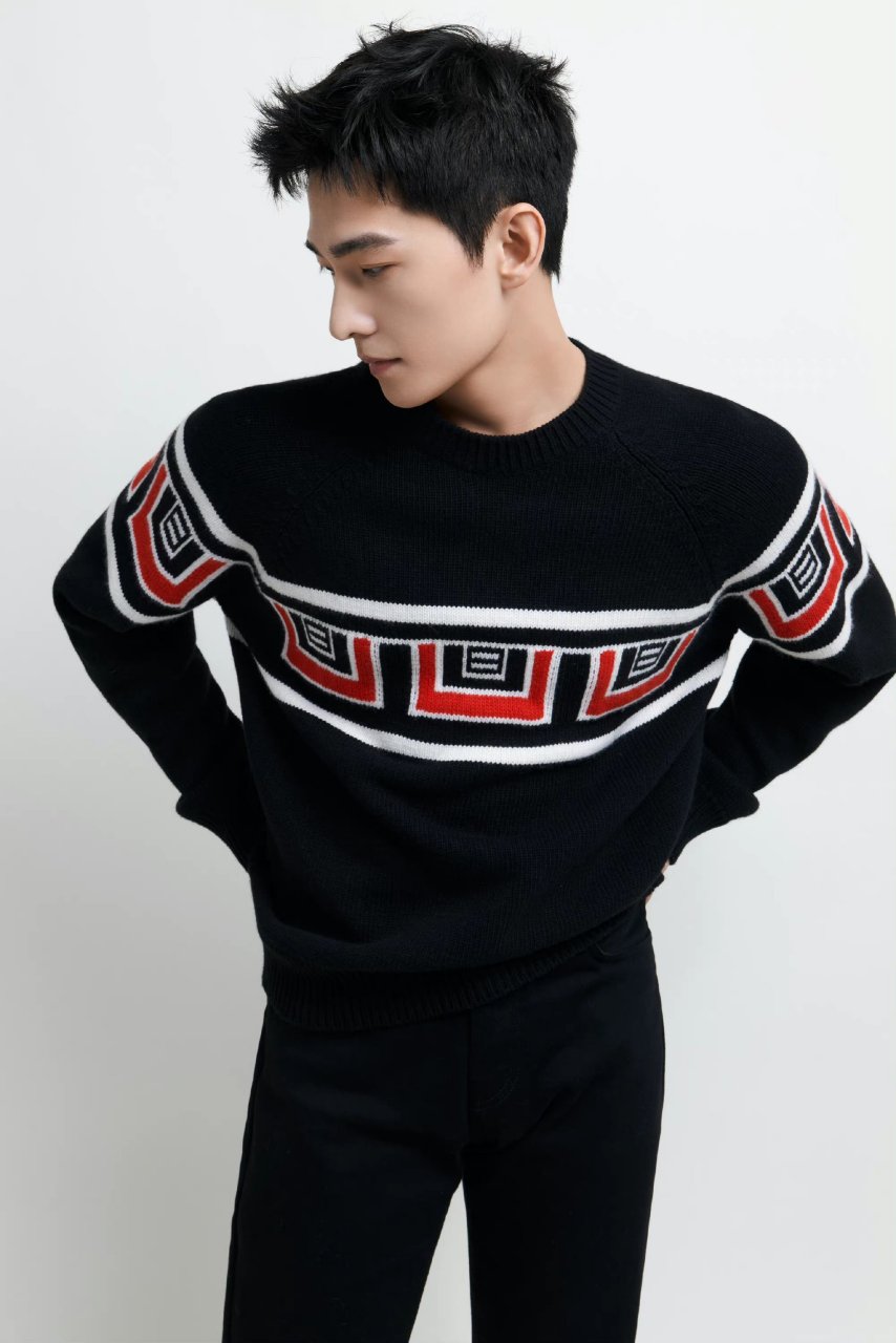 杨洋的休闲穿搭也帅气.