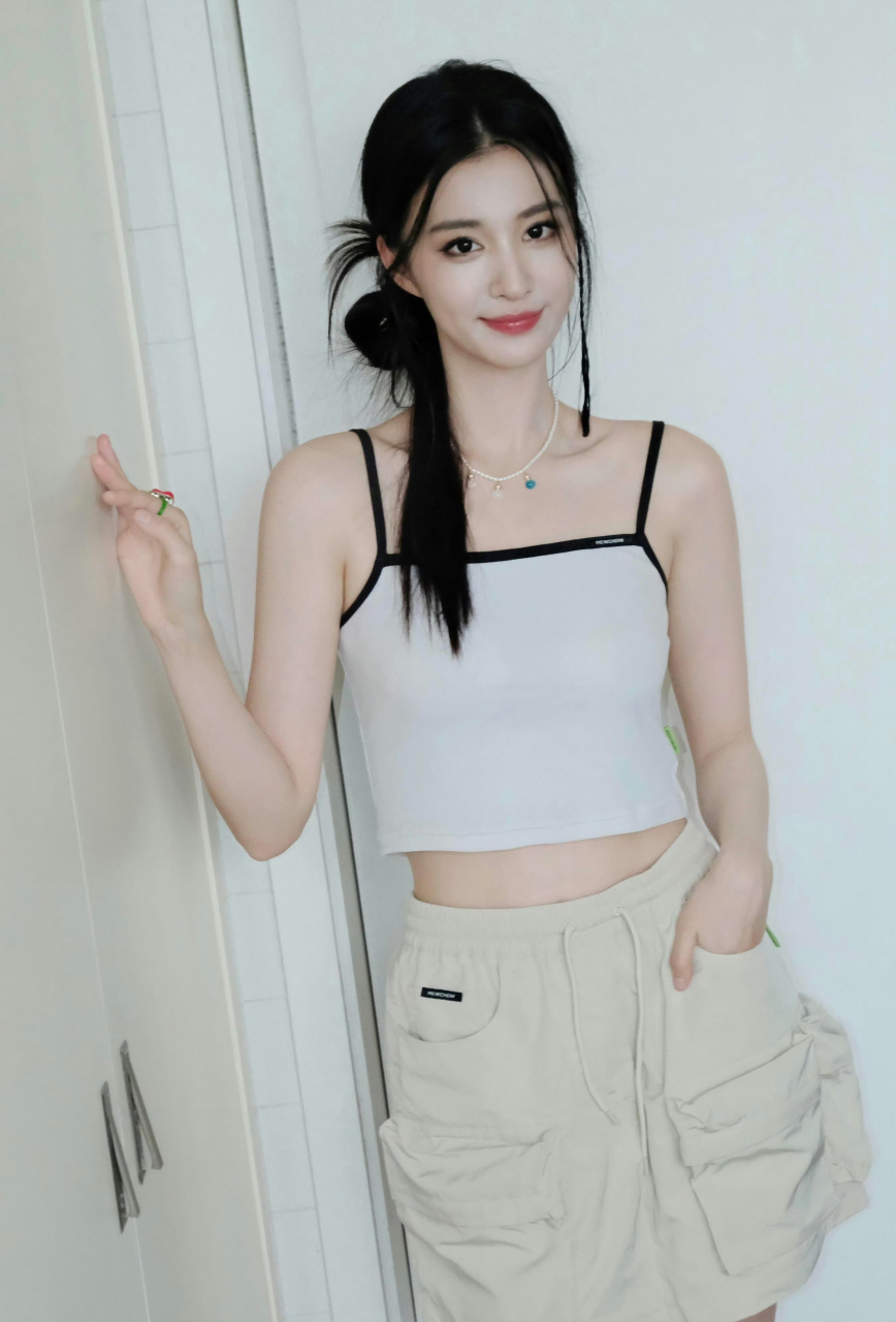 王楚然,白色吊带搭配短裤,美得好清新!