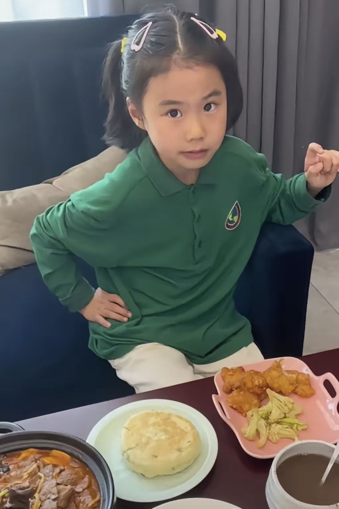 这名眼神锐利的小姑娘可不简单她现在的兴趣爱好是打乒乓球
