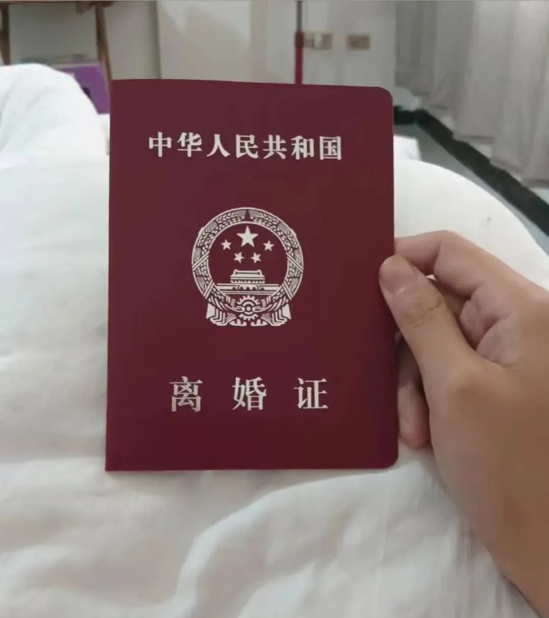 我有一个朋友,33岁的时候赌气离婚,为了让婆家屈服,她非要把三岁的
