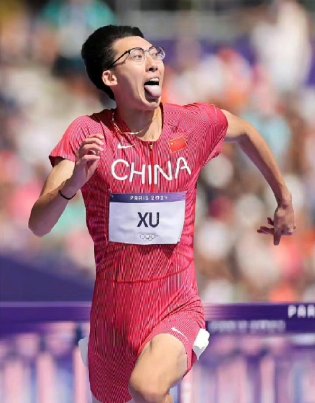 从头到脚,从脚到舌头,从舌头到眼镜片子哪一处都看