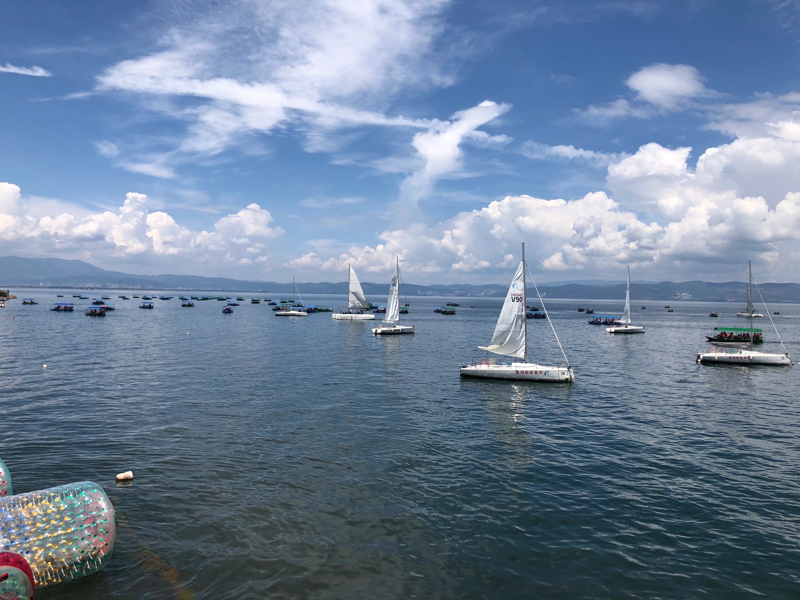 抚仙湖,位于云南省玉溪市澄江市,江川区,华宁县之间,湖水晶莹剔透