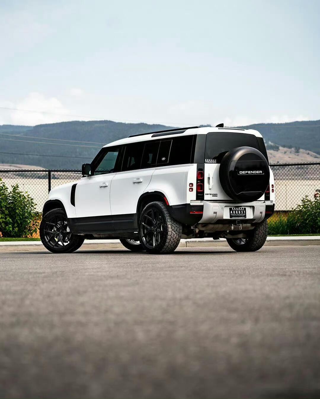 urban套件路虎卫士,外观真的威武霸气,熊猫配色真的帅气很少见,如果是