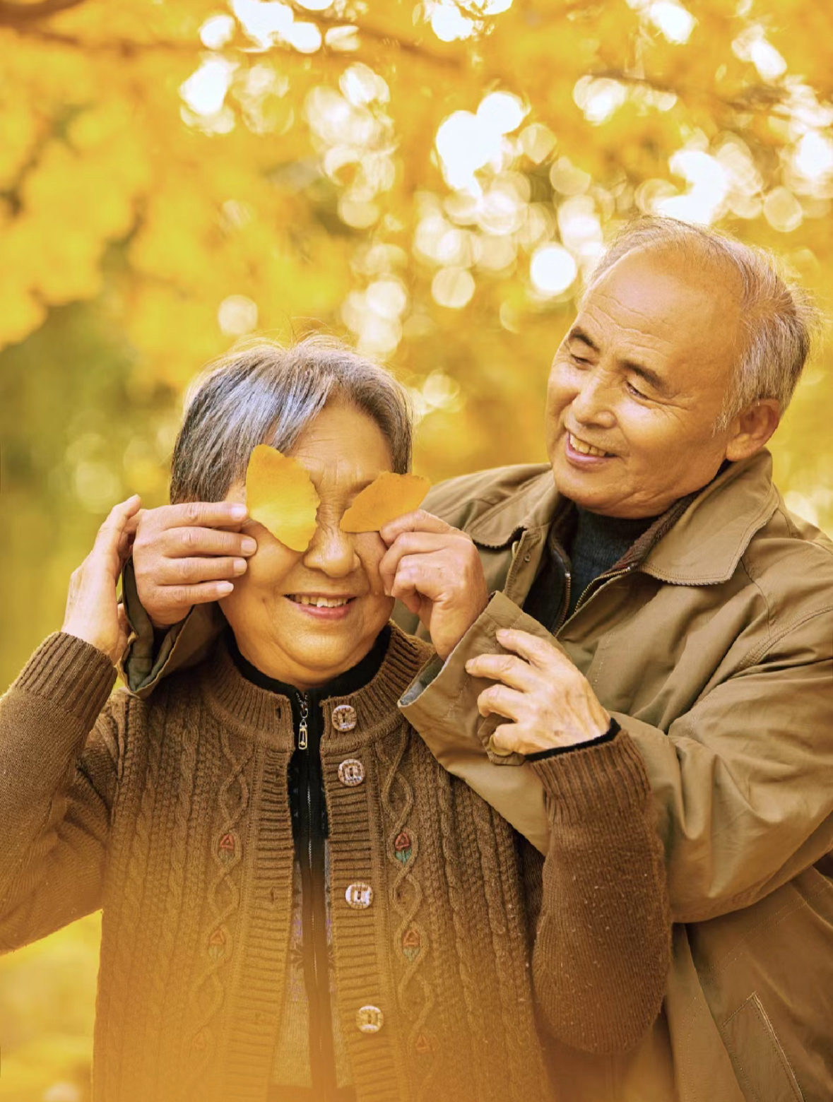 60 岁后的夫妻生活,通常都具备以下 10 个共同点:  1,许多老夫老妻在