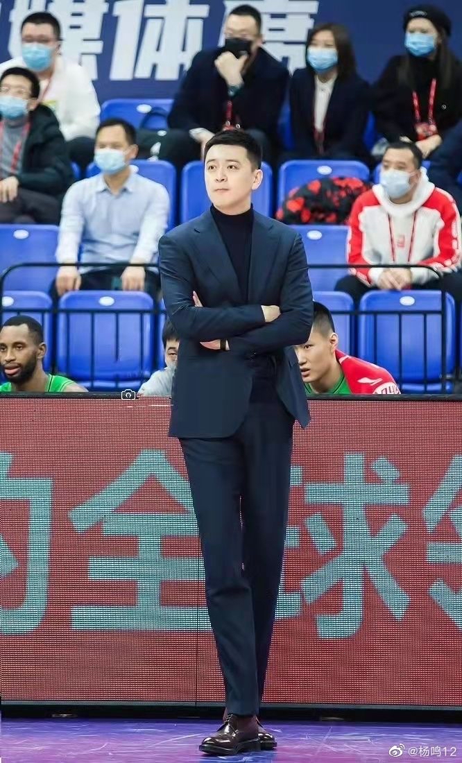 振兴新突破辽宁杠杠滴# 辽宁本钢篮球俱乐部主教练 杨鸣#有一种美好