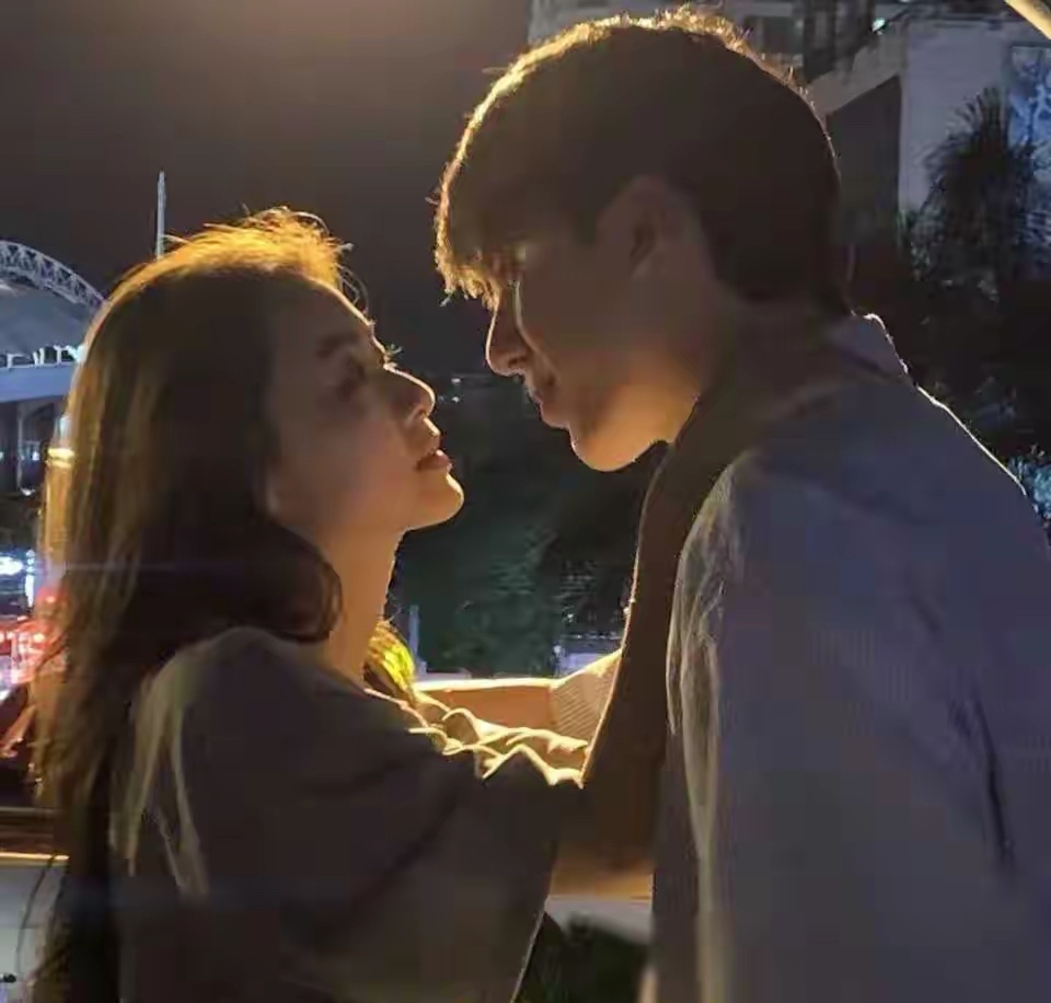 在分开的日子里,情侣们的思念如同潮水般汹涌而来